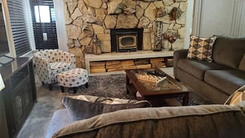 Smart TV, fireplace, DVD player, table tennis