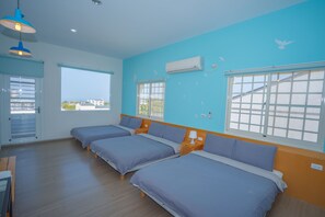 Phòng Suite tiện nghi đơn giản, nhiều giường (301) | Bàn, truy cập Internet không dây miễn phí, bộ trải giường 