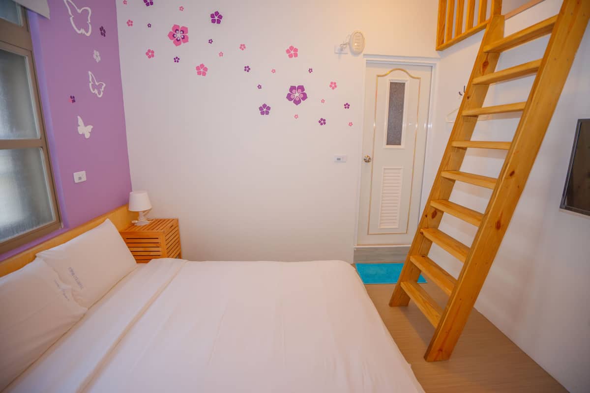 Quarto triplo, no mezanino | Escrivaninha, Wi-Fi de cortesia, roupa de cama