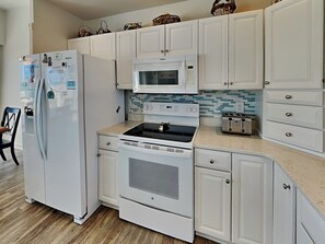 Frigorífico, microondas, horno y placa de cocina