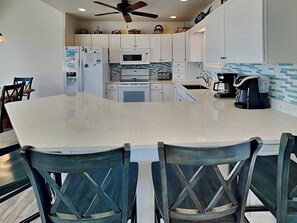 Frigorífico, microondas, horno y placa de cocina