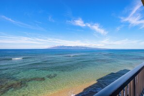 On the beach, sun-loungers - Junior Suite Oceanfront #302 (Kaanapali)