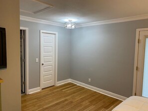 4 chambres, coffre-fort, fer et planche à repasser