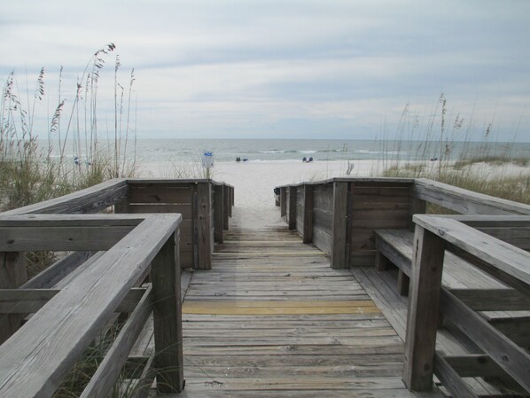 En la playa y camastros 