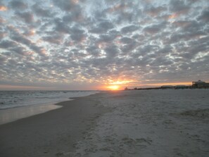 En la playa y camastros 