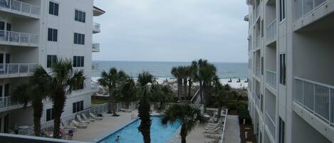 حمّام سباحة خارجي، حمّام سباحة مُدفَّأ