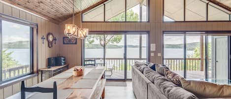 Smart TV, chimenea, reproductor de DVD y estéreo