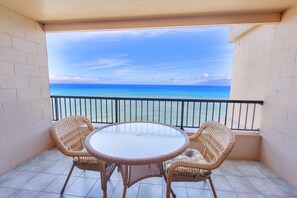 Outdoor dining - Junior Suite Oceanfront #403 (Lahaina)