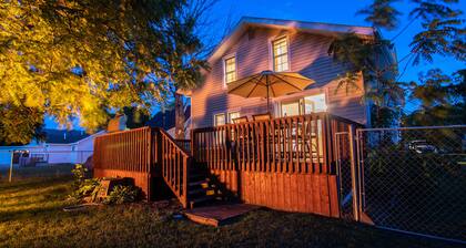 Charlevoix-perheen lomakoti ~ kaupunkikodissa, takka, takkakuoppa ja paljon muuta !!!