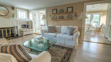 Fernseher, Kamin, DVD-Player, Bücher