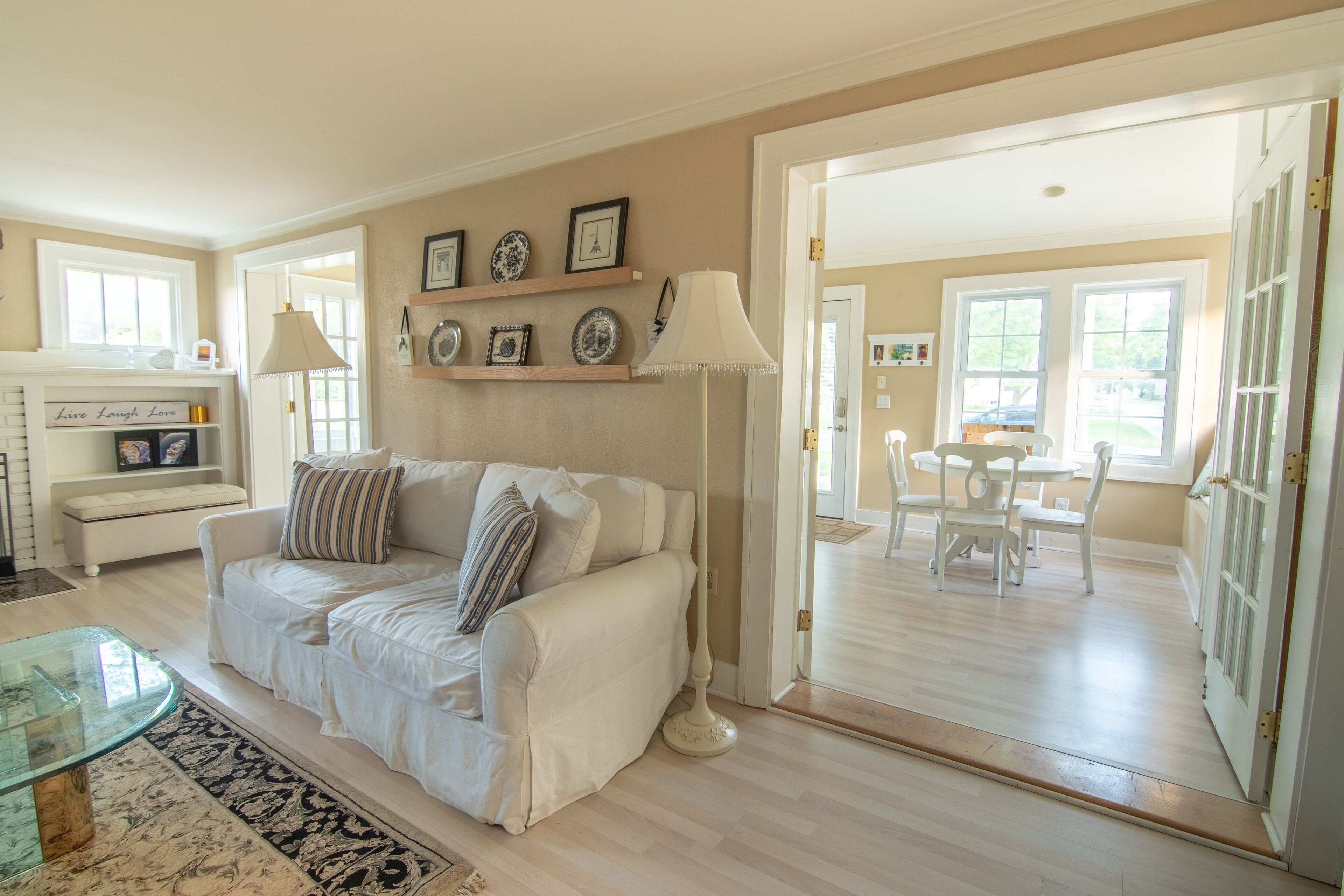 Télévision, cheminée, lecteur de DVD, livres