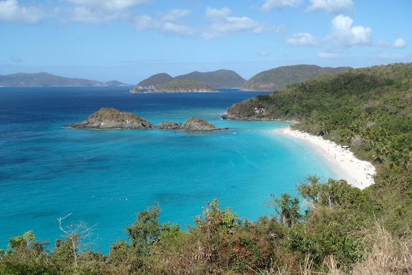 Beach nearby, sun loungers, beach towels