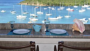Zona pranzo con vista sul porto turistico.
