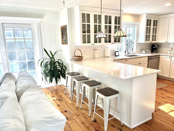 Fridge, microwave, oven, stovetop - Stunning designer cottage just 2 blks to private beach.! Sleeps 8. (Lakeside)