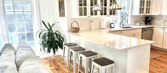 Stunning designer cottage just 2 blks to private beach.! Sleeps 8.