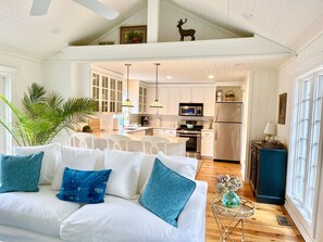 Smart TV, fireplace, stereo - Stunning designer cottage just 2 blks to private beach.! Sleeps 8. (Lakeside)