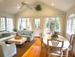 Smart TV, fireplace, stereo - Stunning designer cottage just 2 blks to private beach.! Sleeps 8. (Lakeside)