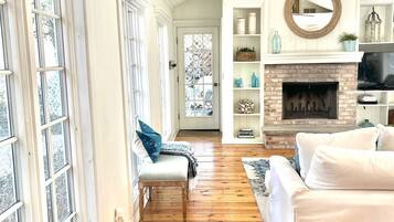 Smart TV, fireplace, stereo