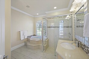 Tina con regadera, amenidades de baño gratuitas, secadora de cabello 