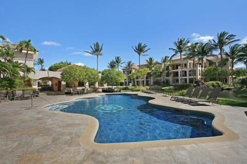  The Shores, quiet, upgraded condo, large lanai w/ garden area and lawn 