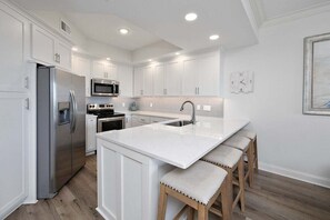 Kjøleskap, mikrobølgeovn, ovn og kokeplater