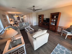 Smart TV - Fully Remodeled 2025 Beachfront Escape- Pet Friendly- Steps to Sand & Gulf Views (St Joe Beach)