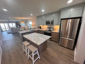 Køleskab, mikrobølgeovn, ovn, kogeplade