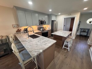 ثلاجة، ميكروويف، فرن، موقد طهي مسطح