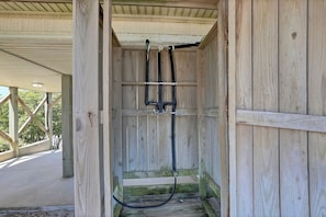Una estructura de madera con un marco metálico y una manguera.