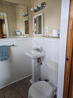 Combined shower/bathtub, towels