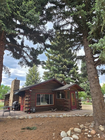 Exterior. Log cabin, walking distance to town. STR-049