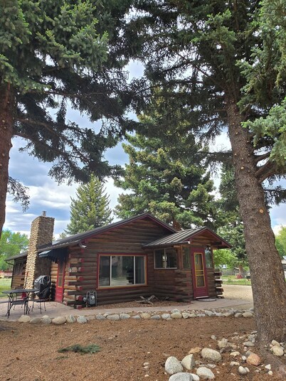 Log cabin, walking distance to town.  STR-049