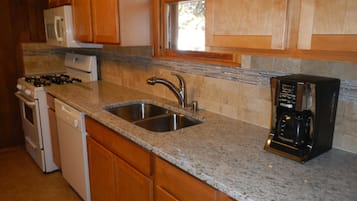 Jääkaappi, mikroaaltouuni, uuni, liesi