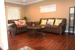 Een televisie en een open haard