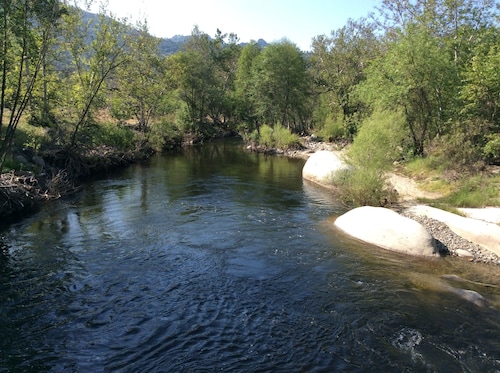 Private, upscale, riverfront cabin, sleeps 6; amazing amenities to dazzle