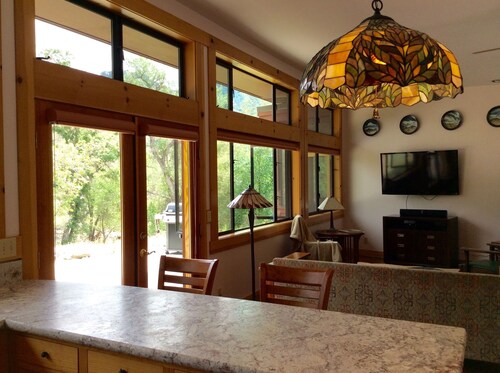 Private, upscale, riverfront cabin, sleeps 6; amazing amenities to dazzle