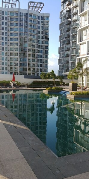 2 outdoor pools
