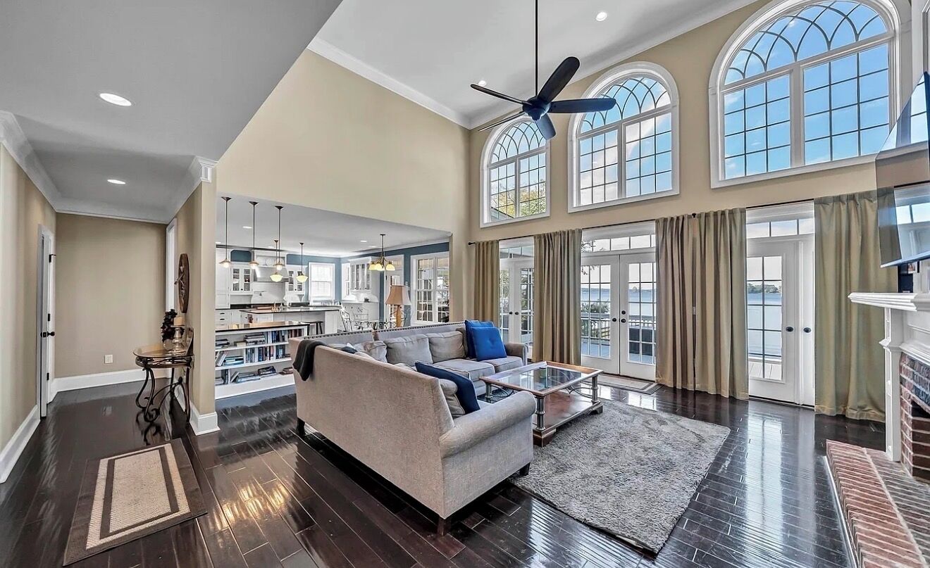 Smart TV, chimenea, libros, videoteca