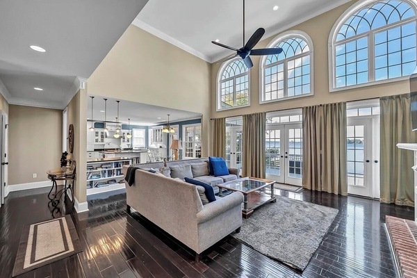 Smart TV, chimenea, libros y videoteca