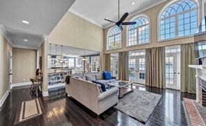 Smart TV, chimenea, libros, videoteca