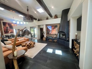 Smart TV, fireplace, video games, DVD player - 12 bedrooms Custom Home w/ 2 casita's, 18-hole chipping course & man-cave (Cave Creek)