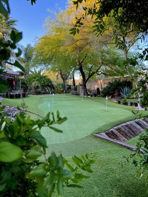Golf - 12 bedrooms Custom Home w/ 2 casita's, 18-hole chipping course & man-cave (Cave Creek)