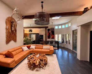 Smart TV, fireplace, video games, DVD player - 12 bedrooms Custom Home w/ 2 casita's, 18-hole chipping course & man-cave (Cave Creek)