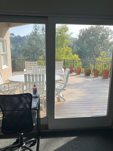 Riechen Sie die Rosen auf dem Deck in Eagle Rock