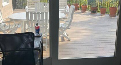 Riechen Sie die Rosen auf dem Deck in Eagle Rock