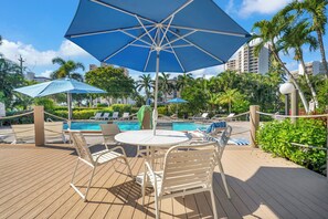 Alberca al aire libre y alberca climatizada