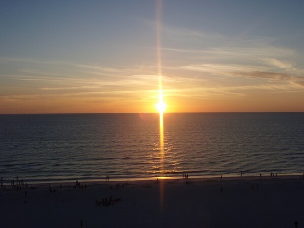 Aurinkotuoleja, rantapyyhkeitä