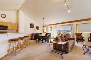 Takka, DVD-soitin, kirjoja