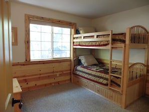 3 habitaciones, tabla de planchar con plancha, wifi y ropa de cama