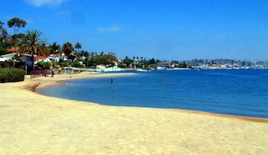 Playa en los alrededores, camastros y toallas de playa